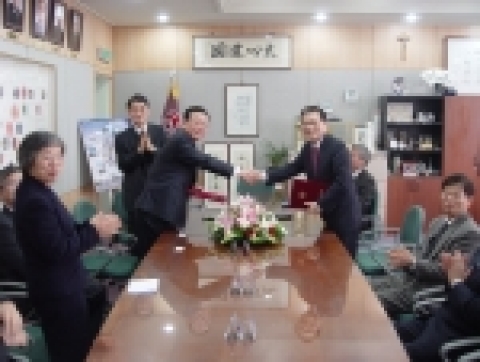 서강대학교와 평화그룹은 1월25일 서강대 총장실에서 “인력양성 및 장학지원 협약”을 체결하였다.