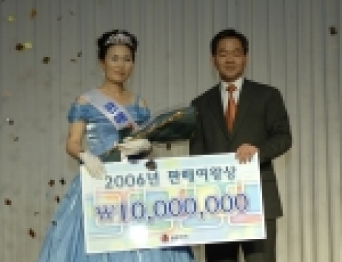 LG전자는 지난 26일 서울 GS타워에서 ‘LG디지털 판매사 시상식’을 열고 하훈용(53세, 주부 판매사원) 씨에게 LG판매여왕상과 함께 1,000만원의 상금을 전달했다.