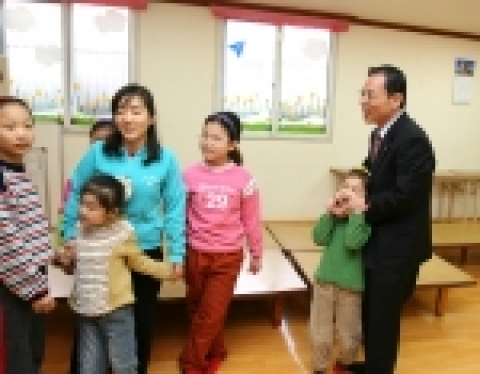 광주은행은 민족의 명절인 설을 맞아 불우시설에 가슴 따뜻한 성금을 전달하였다.