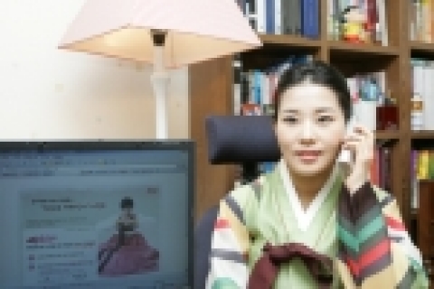국제전화 한 통화에 대해 5분간 무료로 이용할 수 있다(기업고객 제외). 또, 해외로 문자메시지를 보낼 수 있는 국제 문자메시지(SMS) 2건도 무료 제공한다. 잠원동에 사는 손영진 주부가 데이콤 국제전화를 이용해 해외에 거주하고 있는 친지에게 안부 인사를 하고 있다.