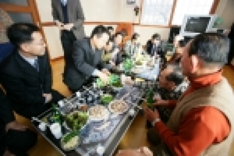 설날을 맞아 포스코 지식자산실 직원 20여명이 26일 자매마을인 동해면 약전 1,2,3리의 노인정 5곳을 방문하여 어르신들에게 세배를 하고 즐거운 한 때를 보냈다.
