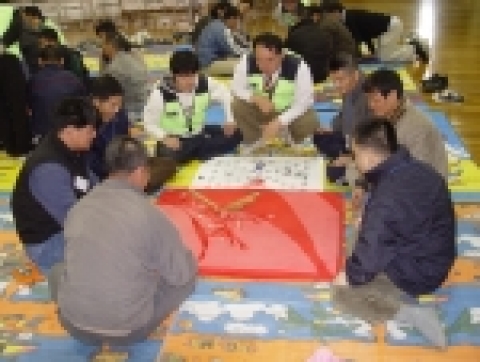 은평의마을에서  26일  KT신촌지사 사랑의봉사단(지사장 권태일)과 함께한 설맞이 행사