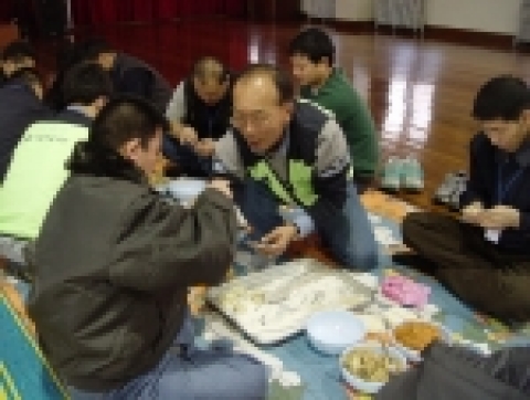 은평의마을에서  26일  KT신촌지사 사랑의봉사단(지사장 권태일)과 함께한 설맞이 행사