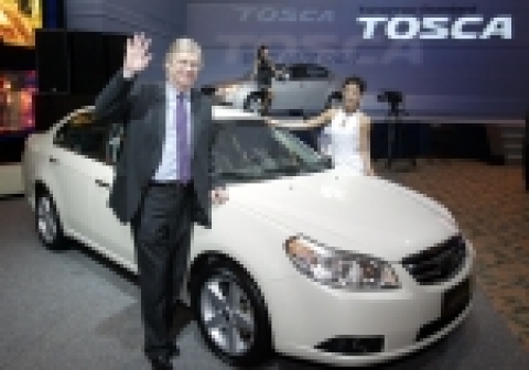 26일 부산 롯데호텔에서 열린 신차발표회에서 GM DAEWOO 닉 라일리(Nick Reilly)이 토스카를 배경으로 환하게 웃으며 손을 흔들고 있다  