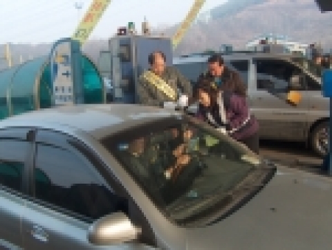 인천시는 영동고속도로 군자톨케이트에서 교통사고 예방 캠페인을 전개하였다
