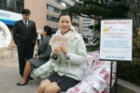 외환은행은 을지로 본점과 별관 사이의 공간에 고객과 시민, 명동의 행인들을 위한 쉼터에 돈방석형 의자를 설치했다.