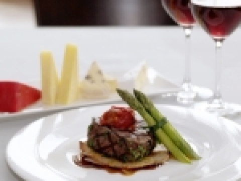 코엑스 인터컨티넨탈 호텔의 30층에 위치하여 아름다운 전망을 한 눈에 즐길 수 있는 ‘스카이 라운지’에서는 오는 2월 2일부터 28일까지 뉴질랜드 쉐프 협회장인 스티브 바튼(Mr. Steve Barton) 주방장을 직접 초청하여 신선하고 이국적인 뉴질랜드 요리를 선보인다.