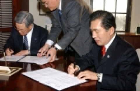 연세대학교 송도 국제화 복합단지를 건립하기로 합의 서명을 하고 있다