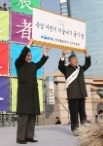 이철 한국철도공사 사장은 27일 서울역 광장 '우리 농산물 큰 장터'에서 임직원 성금으로 우리 쌀 20kg 100포대를 구입, 북녘 어린이 겨울나기 돕기에 기증했다.