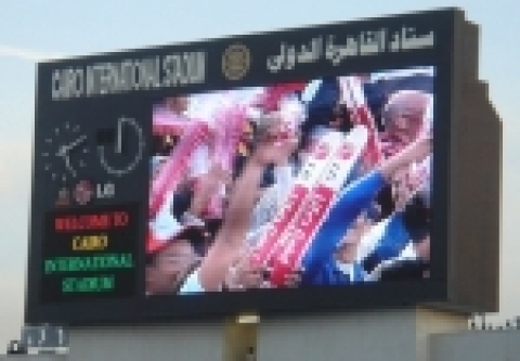 LG로고가 선명한 막대풍선을 들고 응원하는 관중들의 모습이 LG로고가 새겨진 전광판을 통해 중계되는 모습.