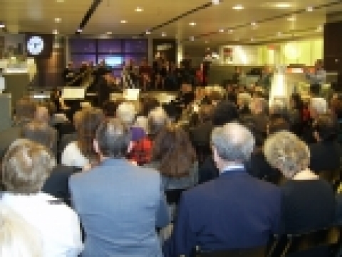 삼성전자는 지난 26일 뉴욕 맨하탄의 삼성전자 체험전시관       삼성익스피어리언스에서 중국ㆍ브라질ㆍ체코ㆍ터키 등 UN주재 13개국 대사   및 가족 등 150여 명을 초청, 세계 정상급 실내 악단 세종솔로이스츠   공연을 실시했다.