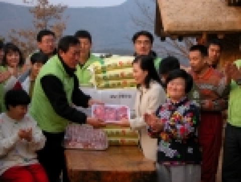 울산CLX'서로사랑'천사단의 지난 25일 설날선물전달 사진