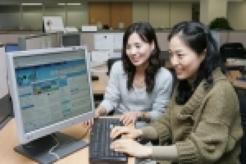 한 중소기업 직원이 자사의 도메인을 이용해 고객들에게 감사의 메일을 보내고 있다.