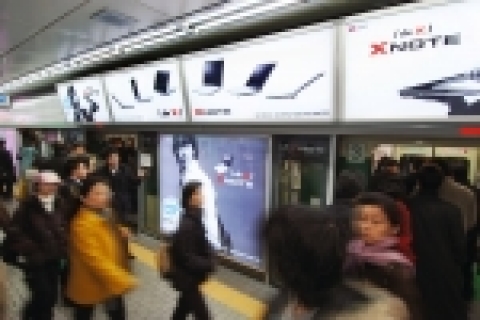LG전자가 지하철 2호선 강남역에 설치된 스크린 도어를 통해 'X노트' 광고를 시작했다.