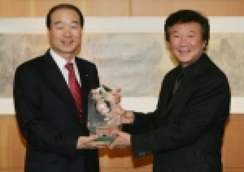 대구은행은 2월 “윤리경영 우수기업”으로 대구시 달서구 갈산동 소재 태창철강을 선정해 설 연휴 다음날인 31일 이화언 은행장을 비롯한 신임 임원들이 직접 방문, 선정패를 전달했다.