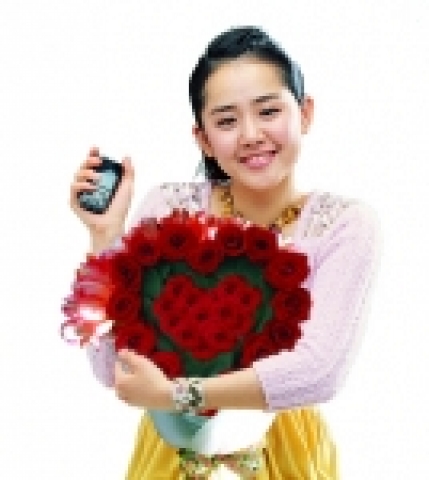 삼성 애니콜 발렌타인데이 이벤트‘발렌타인 사랑고백’관련 문근영(애니콜 모델)이 삼성전자블루블랙폰2를 들고 있는 모습