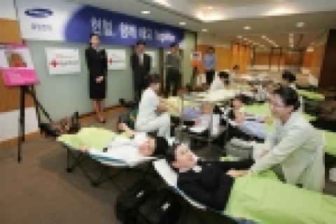 삼성전자가 헌혈 인구가 감소하는 동절기를 맞아 임직원들을 대상으로 사랑의 헌혈 캠페인을 펼친다. 이번 『헌혈, 함께 해요 Together』 캠페인은 1일 서울 태평로 삼성본관사업장