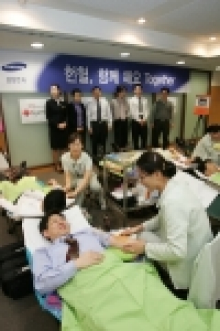 삼성전자가 헌혈 인구가 감소하는 동절기를 맞아 임직원들을 대상으로 사랑의 헌혈 캠페인을 펼친다. 이번 『헌혈, 함께 해요 Together』 캠페인은 1일 서울 태평로 삼성본관사업장