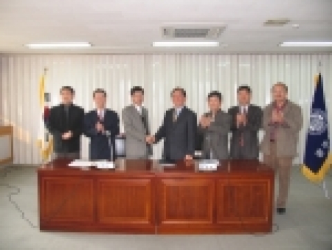 공주대학교 교수회(회장 노영순)와 직원회(회장 박용백)는 2월 1일(수) 오후 3시 본 대학본부 대회의실에서 제5대 공주대학교 총장 선거와 관련 직원참여 비율 합의문을 발표하였다.