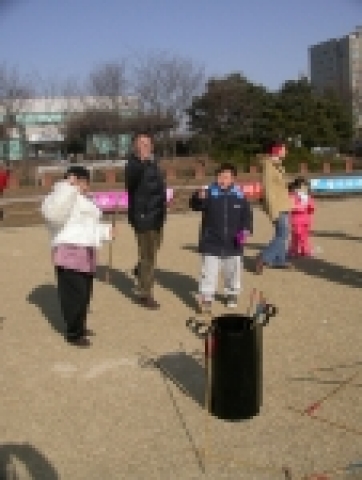 정월 대보름 축제에서 투호에 참여하고 있다 