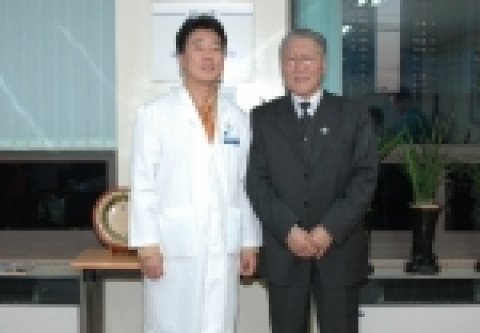 건양의대 김안과병원 김성주 원장은 1일 몽골 유일의 민간 안과병원인 오르비타(ORBITA) 안과병원 산자(E. Sanjaa) 원장을 맞아 환담을 나누고 상호 협력방안 등에 대해 논