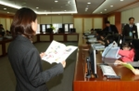 ‘06.2.1. 정부중앙청사에서 열린 『혁신정부 체험하기』행사에서 행자부 조직기획팀 직원이 초등학생들에게 정부의 구조 및 기능에 대하여 설명하고 있다.  
