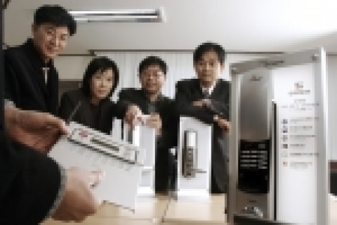 하재홍 아이레보 대표(맨우측)가 직원들과 함께 디지털도어록 게이트맨을 보며 이야기를 나누고 있다.