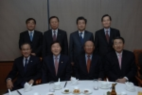 윗줄 왼쪽부터 이승훈 (중기청 차장), 유창무(7대 청장), 최동규(5대 청장), 이석영(6대 청장),

아래줄 왼쪽부터 한준호(4대 청장), 김성진(현 중기청장),  이우영 