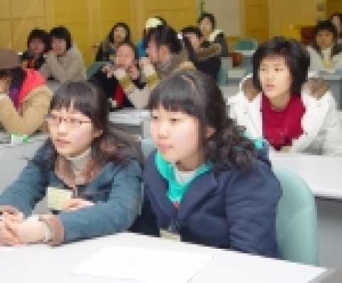 진지하게 강의를 듣고 있는 학생들 