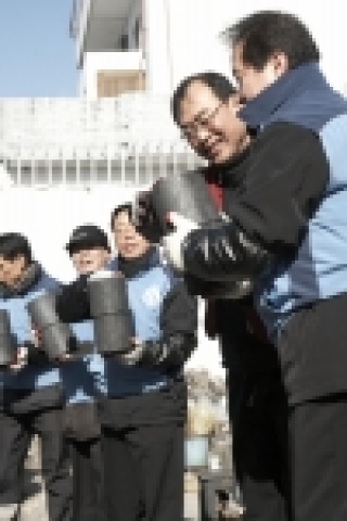 신한은행(www.shinhan.com)과 조흥은행(www.chb.co.kr)은 2006년 2월 4일 서울특별시 서대문구 충정로 지역에 거주하는 불우이웃을 대상으로 사랑의 연탄 나눔