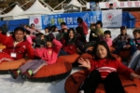 LG전자 DA사업본부(본부장: 李榮夏)는 자매결연을 맺은 소년소녀가장과 함께 사랑과 행복을 함께 나누는 ‘LG동계 캠프’를 진행했다.
