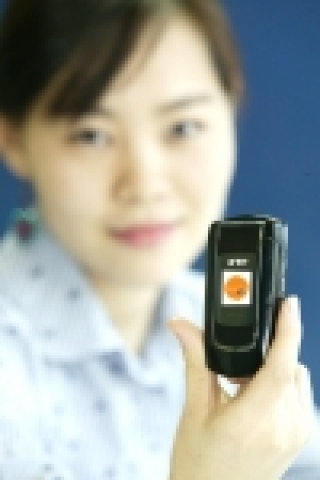 한 고객이 EVER 심플스타일(KTF-T5000)을 즐기는 모습