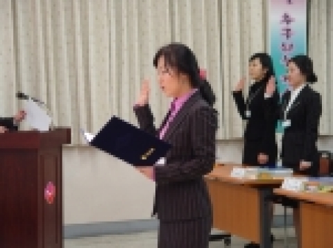 2006년 첫 신입직원 입소식에서 각오를 다지는 선서를 하고 있다.