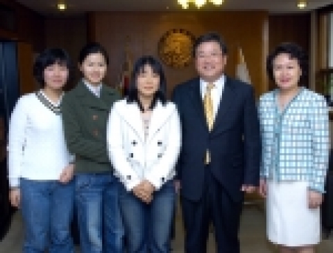 여군사관 후보생 합격자들(좌로부터 박원경, 황귀분, 박해실 씨)과 우동기 총장, 전경희 여성커리어개발실장(맨 우측)