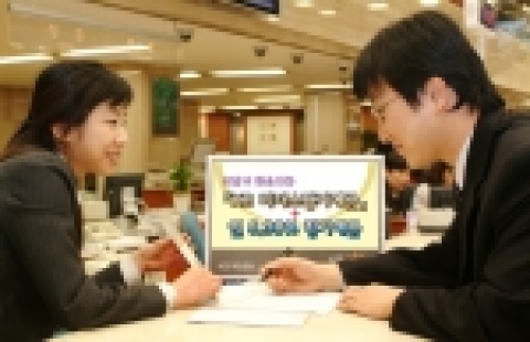 KB국민은행은 원달러환율에 연동하여 지급금리가 결정되는 정기예금 상품인 KB리더스정기예금 원달러환율연동(6-1호)를 이달 8일부터 21일까지 판매한다.