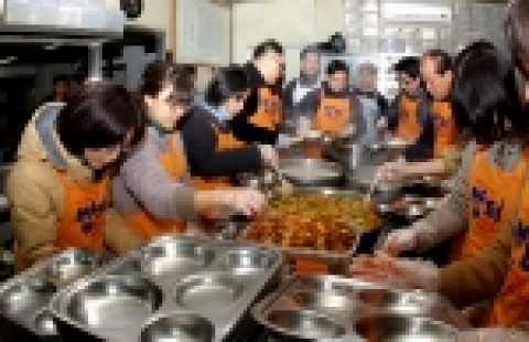 한진해운 신입사원들이 청량리 밥퍼 급식소에서 어려운 이웃에게 무료급식 봉사활동을 펼치고 있다.