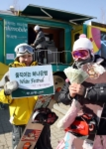 현대성우리조트내에 위치한 ‘움직이는 하나은행’을 방문한 고객이 입출금기를 이용한 후 활짝 웃고 있는 모습임.