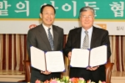 한화그룹은 7일 오전 63빌딩 58층 르네상스홀에서 월드비전과 저소득가정 아동에 대한 지원 프로그램인 ‘꿈밭의 아이들’에 대한 협약을 체결했다. (왼쪽 신동아화재 대표이사 진영욱 
