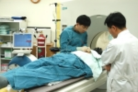 전북대학교병원이 서울을 제외한 지방에서 최초, 국내에서는 세 번째로 폐암환자에 대한 냉동수술치료(CSAL)에 성공했다.