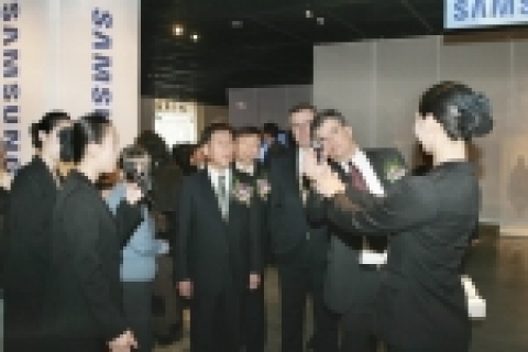 요나스 비엘벤스탐 스웨덴 산업부 차관, 라르스 바르예 주한스웨덴 대사, 김광태 삼성전자 홍보팀 전무, 허범도 산업자원부 차관보(오른쪽 두번째부터)가 삼성전자의 8백만 화소 카메라폰