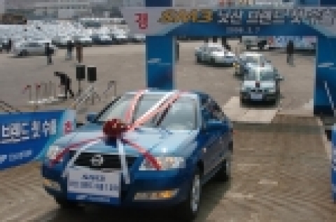 르노삼성자동차는 2월 7일 마산항에서 <SM3 닛산 브랜드 첫 수출 기념 행사> 를 갖고 닛산 수출용 차량의 첫 선적을 시작했다. 오늘 선적된 총 1,694대의 SM3는