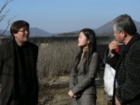 한국벤처농업포럼 민승규 박사(왼쪽)가 수신오가피 성상민 과장(중앙)과 노태홍 충남농업테크노파크 본부장(오른쪽)과 함께 경영전략에 대해 논의하고 있다.
