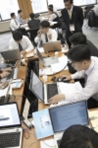 신한은행과 조흥은행은 7일 오후 3시부터 밤10시까지 통합준비 상황 총점검과 통합후 발생할 여러가지 상황에 대응하는 모의 훈련을 실시했다.