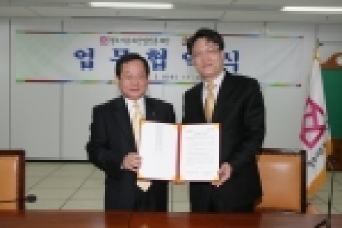 청주시문화산업진흥재단은 8일 오전 11시 청주문화산업지원센터 다목적실에서 제이비컴(대표 신의수)과 지역 문화사업 발전을 위한 업무협약을 체결했다.