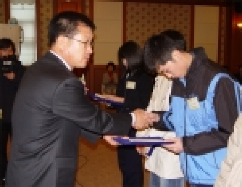 보해양조 광주지점 김준성 지점장이 한국음식업중앙회광주광역시북구지부 자녀들에게 장학증서와 장학금을 전달하는 모습.