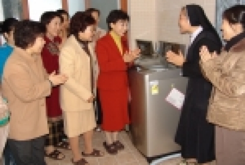 전남대병원과 화순병원 간호사로 구성된 백의회(회장ㆍ최영자)는 7일 오후 ‘용두동 사랑의 집’(광주시 광산구 서창ㆍ원장 심안젤리나)을 찾아 세탁기 등 위문품을 전달하였다.