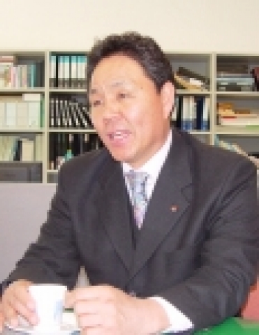 조선대학교 학위수여식에서 꿈에 그리던 학사모를 쓰는 정순열(鄭順烈)씨