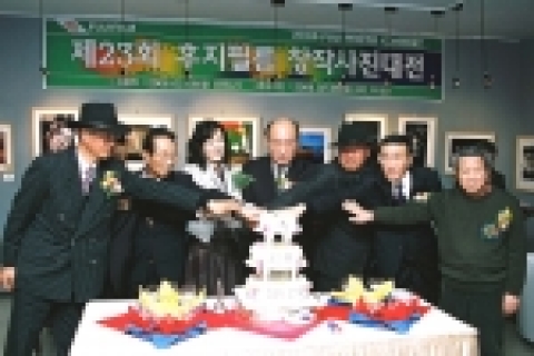 한국 후지 필름에서 창작 사진 전시회를 개최한다.