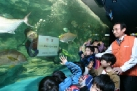 9일 오전 대한생명 이율국 상무(사진 맨 우측)가 서울SOS마을 어린이들과 함께 63씨월드에서 인어 공주쇼를 관람하며 즐거운 시간을 보내고 있다.