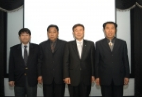 중국 청도 소재 황해대학의 대표단이 2006년 2월 9일(목) 전주대학교를 방문하여 교수 및 직원 교류를 적극 추진키로 하였다.